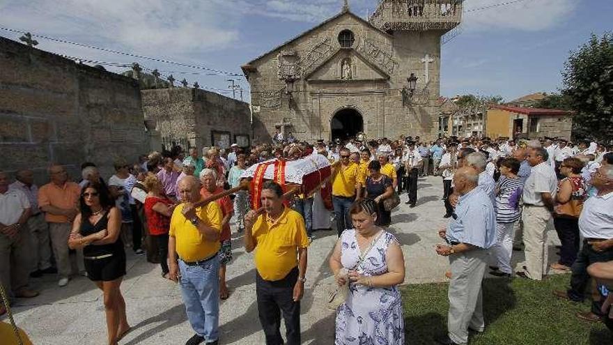 Devotos acompañando la figura de San Campio, ayer. // J. Santomé