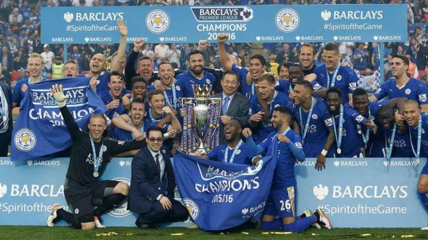 Jugadores y cuerpo técnico del Leicester posan con el trofeo de campeones de la Premier. // Efe