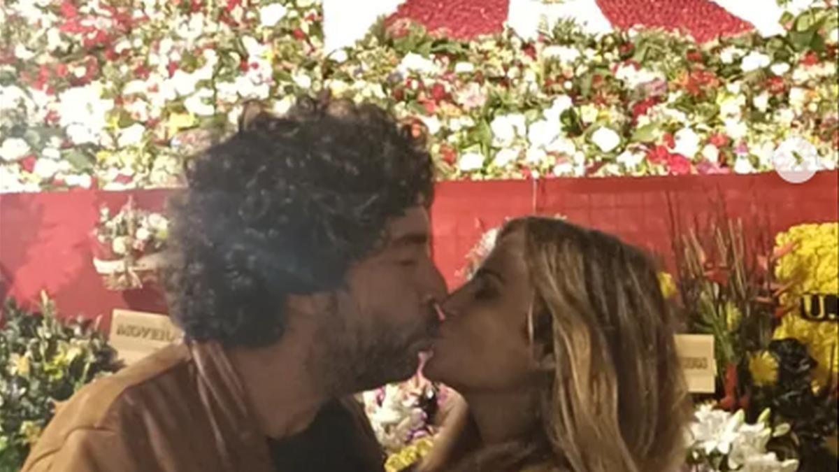 Antílope y Sylvia Pantoja a los pies de la Virgen del Pilar.