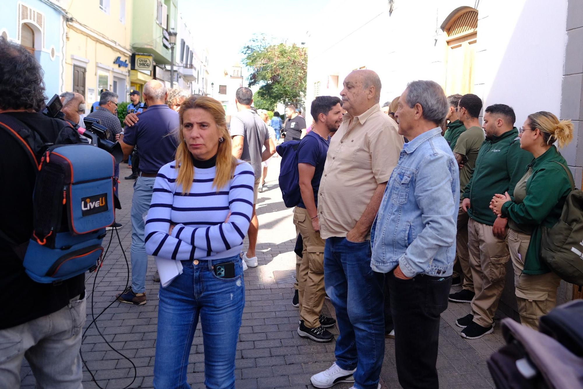 Minuto de silencio y último adiós a la mujer asesinada en La Aldea