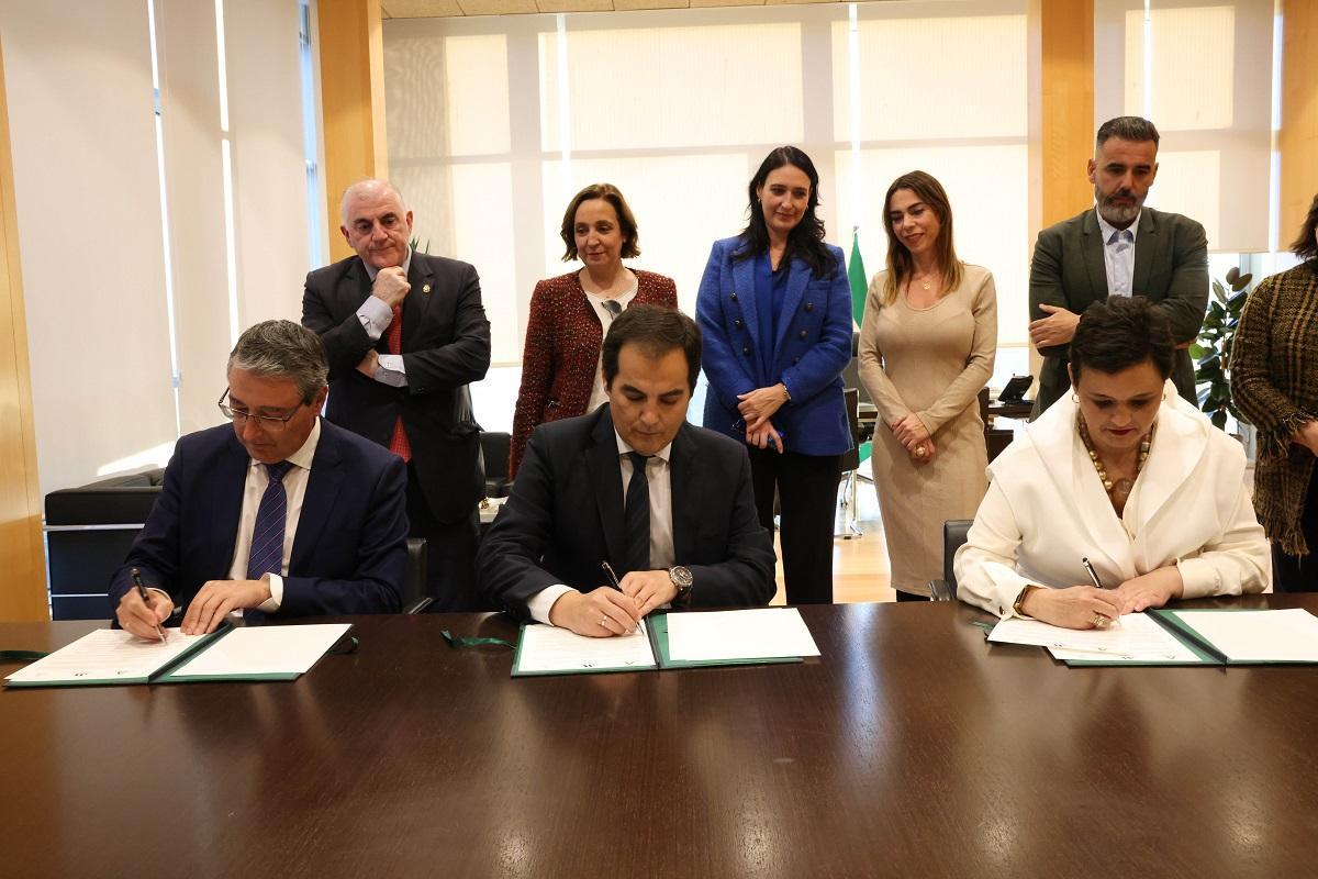 Salado, Nieto y Del Cid firman el convenio para el Palacio de Justicia de Torremolinos.