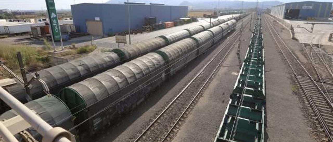 Vías y trenes en el polígono Sepes de Sagunt.