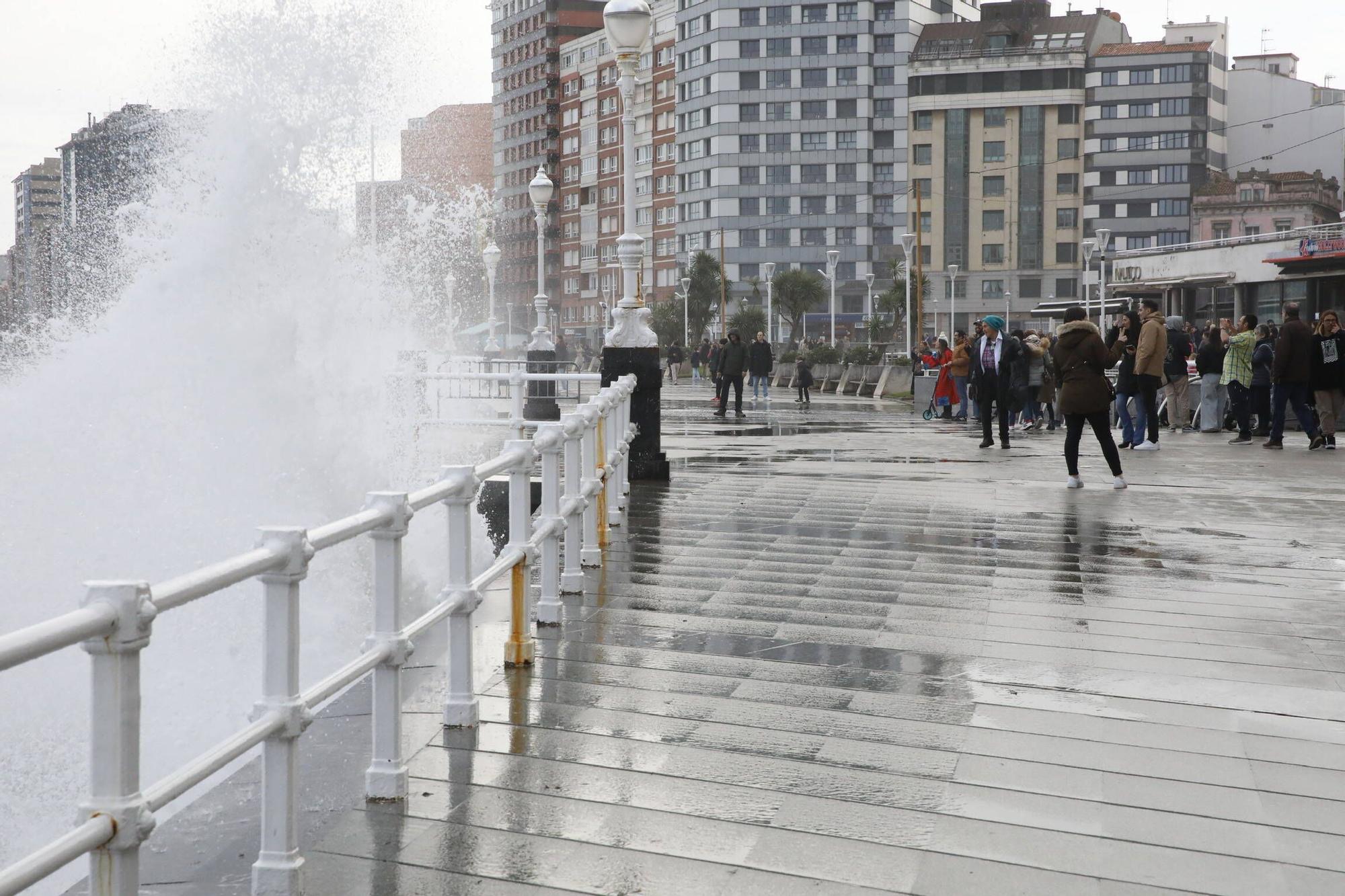 El oleaje vuelve a azotar la costa de Gijón y la Policía precinta parte del Muro (en imágenes)