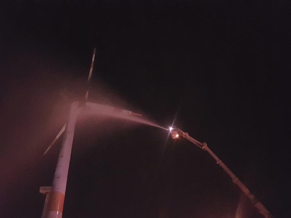 Incendio de un aerogenerador en Arinaga