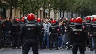 La llegada de los ultras del Anderlecht a Anoeta se produce sin incidentes pero con tensión