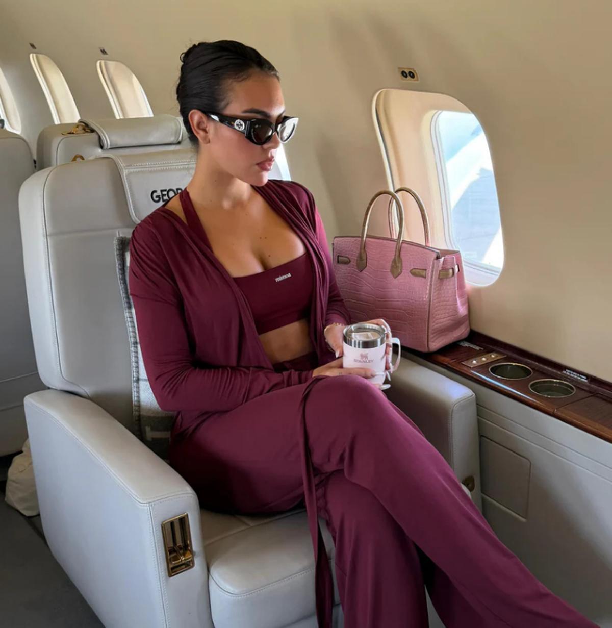 Giorgina, en su jet, con un conjunto de su nueva marca de ropa, Mimoa.