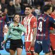 Los jugadores del Huesca y del Almería discuten en presencia de Marta Huerta el pasado viernes.