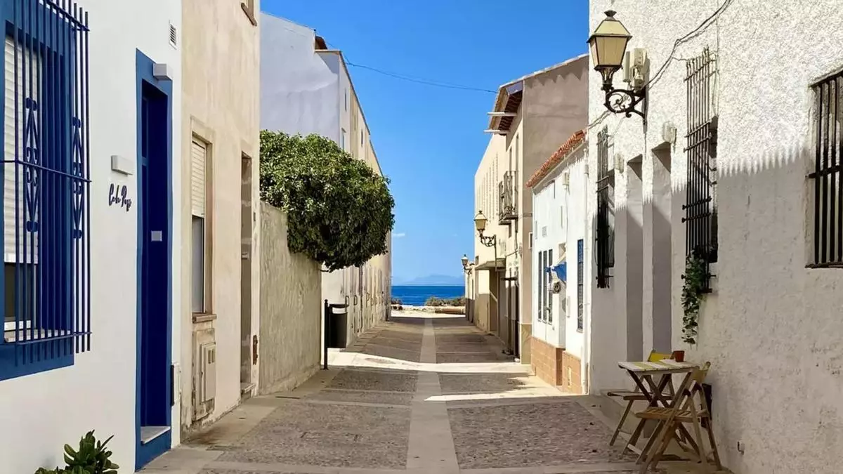 Con un casco antiguo amurallado como de película de Berlanga: así es la isla habitada más pequeña de España