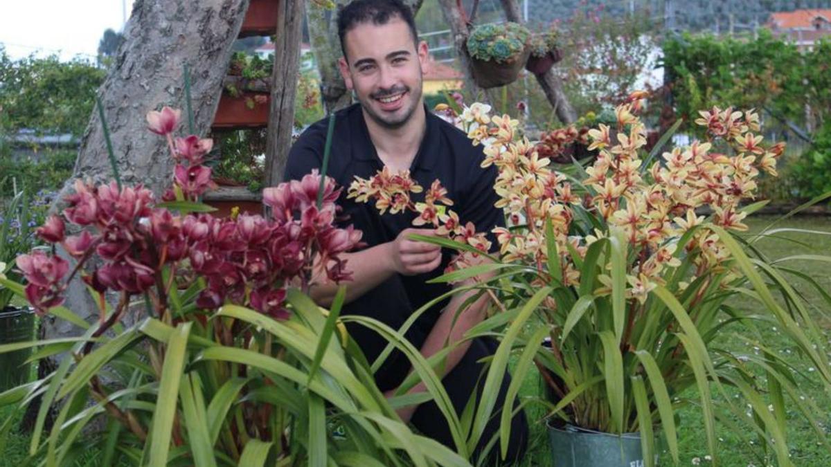 El joven, durante las labores de cuidado de las plantas.