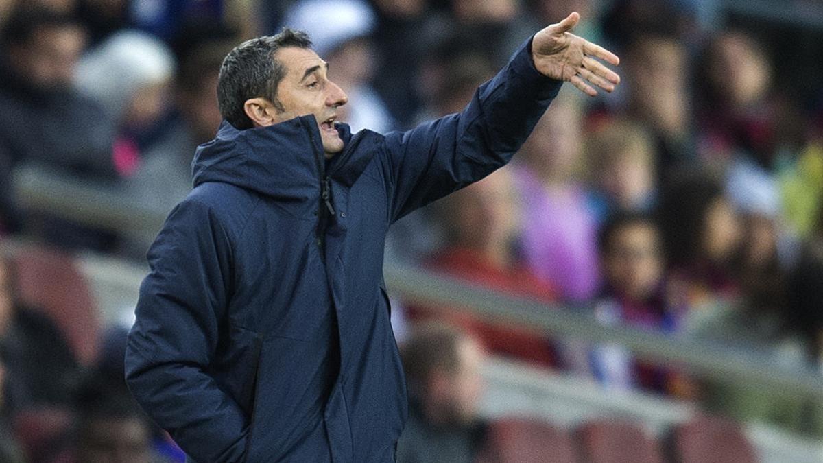 Valverde da instrucciones a sus jugadores en el Camp Nou durante el Barça-Levante.