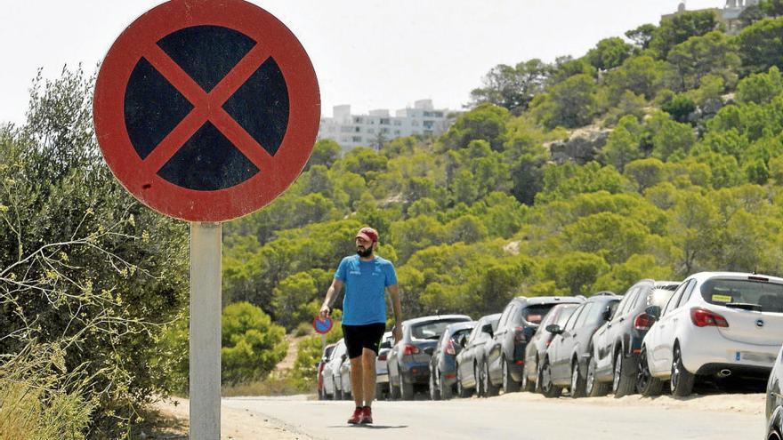 El camino del Carabassí, ayer, con numerosos vehículos en el arcén pese a la prohibición de aparcar en toda la vía.