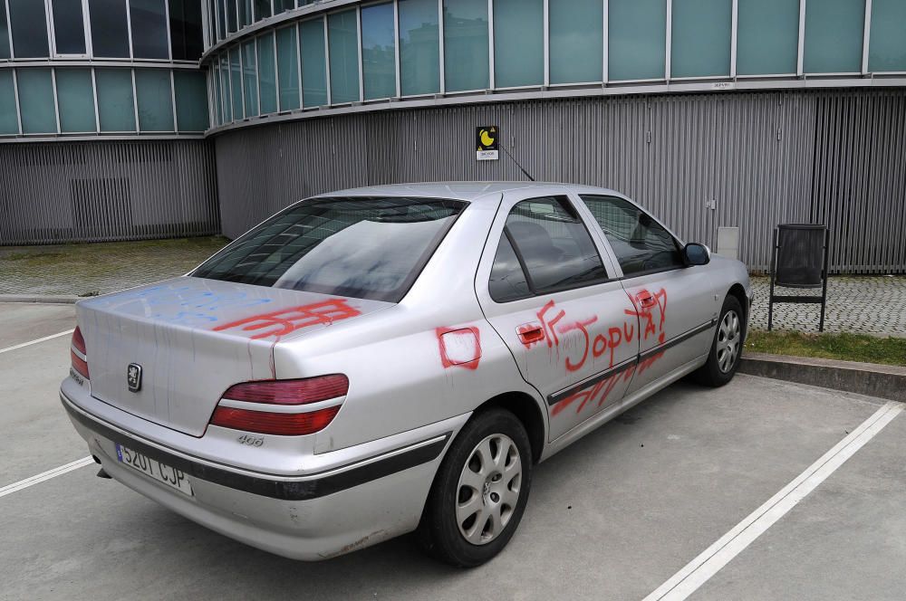 Pintadas en el consistorio de Lalín