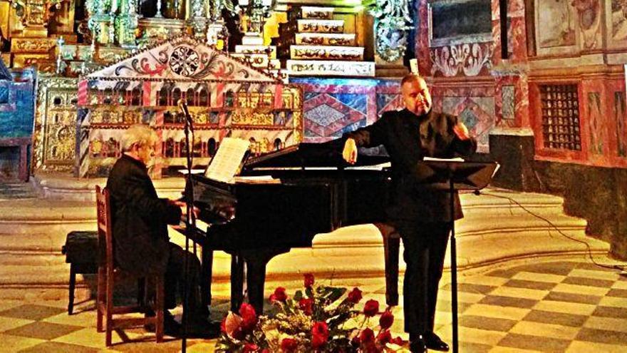 El pianista Antonio López y el barítono Luis Santana interpretan una de las obras elegidas para el recital.
