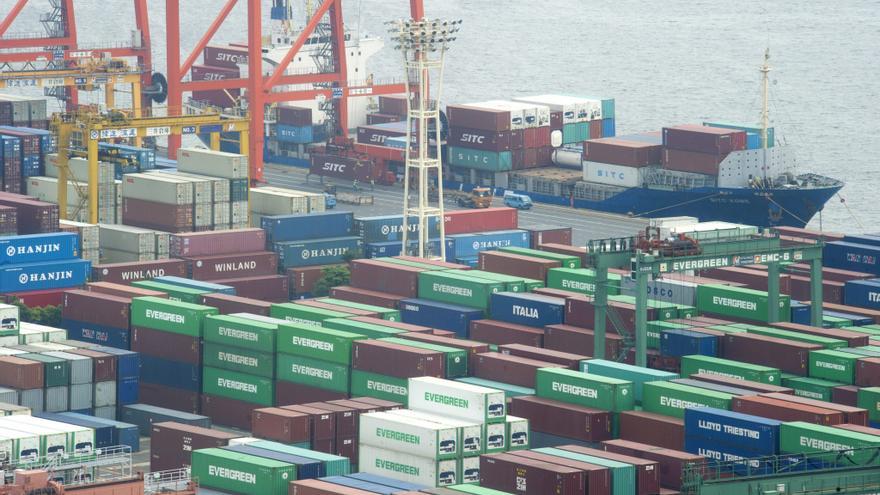 Fotografía de archivo en la que se registraron cientos de contenedores apilados en el puerto comercial de Tokio (Japón).