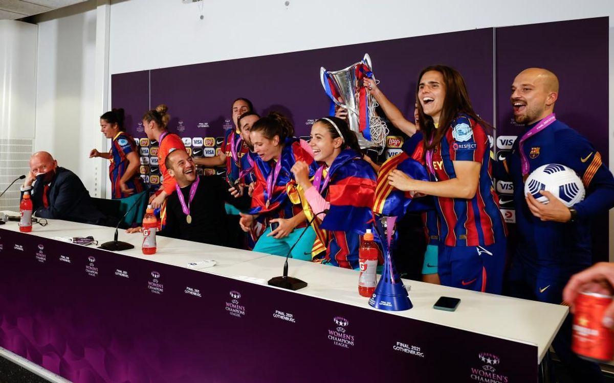 Lluís Cortés celebra el título con las jugadoras y el presidente.