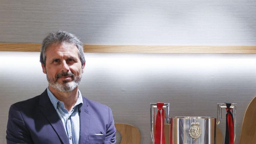 Rafa Alkorta posa con la Copa del Rey. | Fernando Alvarado