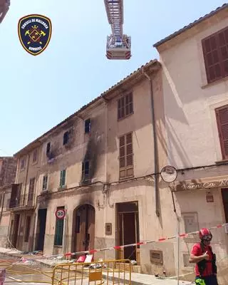 El incendio declarado en la casa de una mujer con síndrome de Diógenes en Llucmajor sigue activo 24 horas después