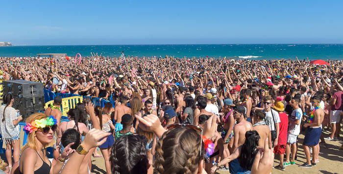 Fiesta de carnaval en la playa