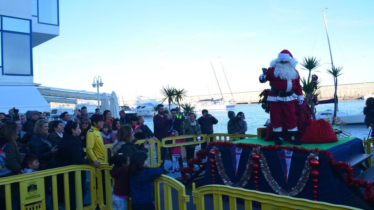 La visita de Papá Noel, el 23 de diciembre, ilusiona a los niños.