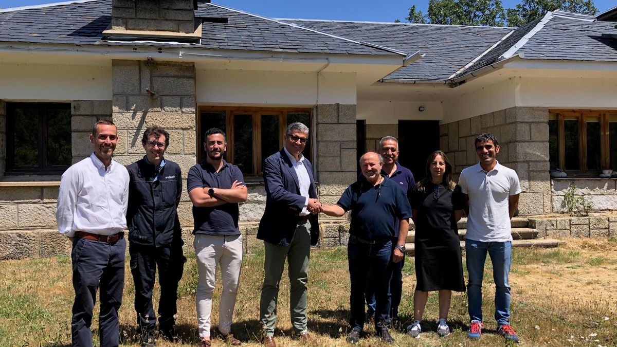 Responsables de Endesa y autoridades locales sellan el acuerdo de cesión en una visita al poblado de Porto.