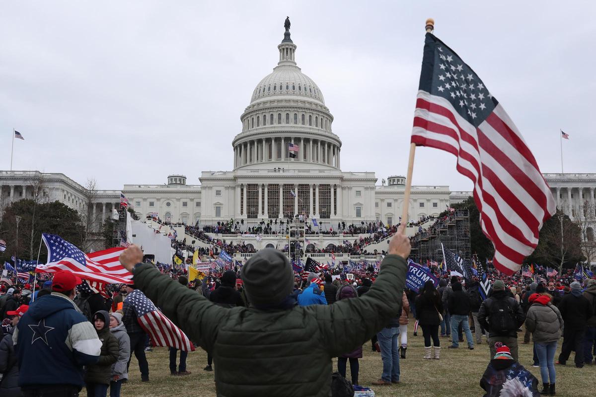 Seguidores de Trump ocupan la explanada frente al Capitolio antes del asalto, el 6 de enero de 2021.