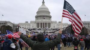 Seguidores de Trump ocupan la explanada frente al Capitolio antes del asalto, el 6 de enero de 2021.