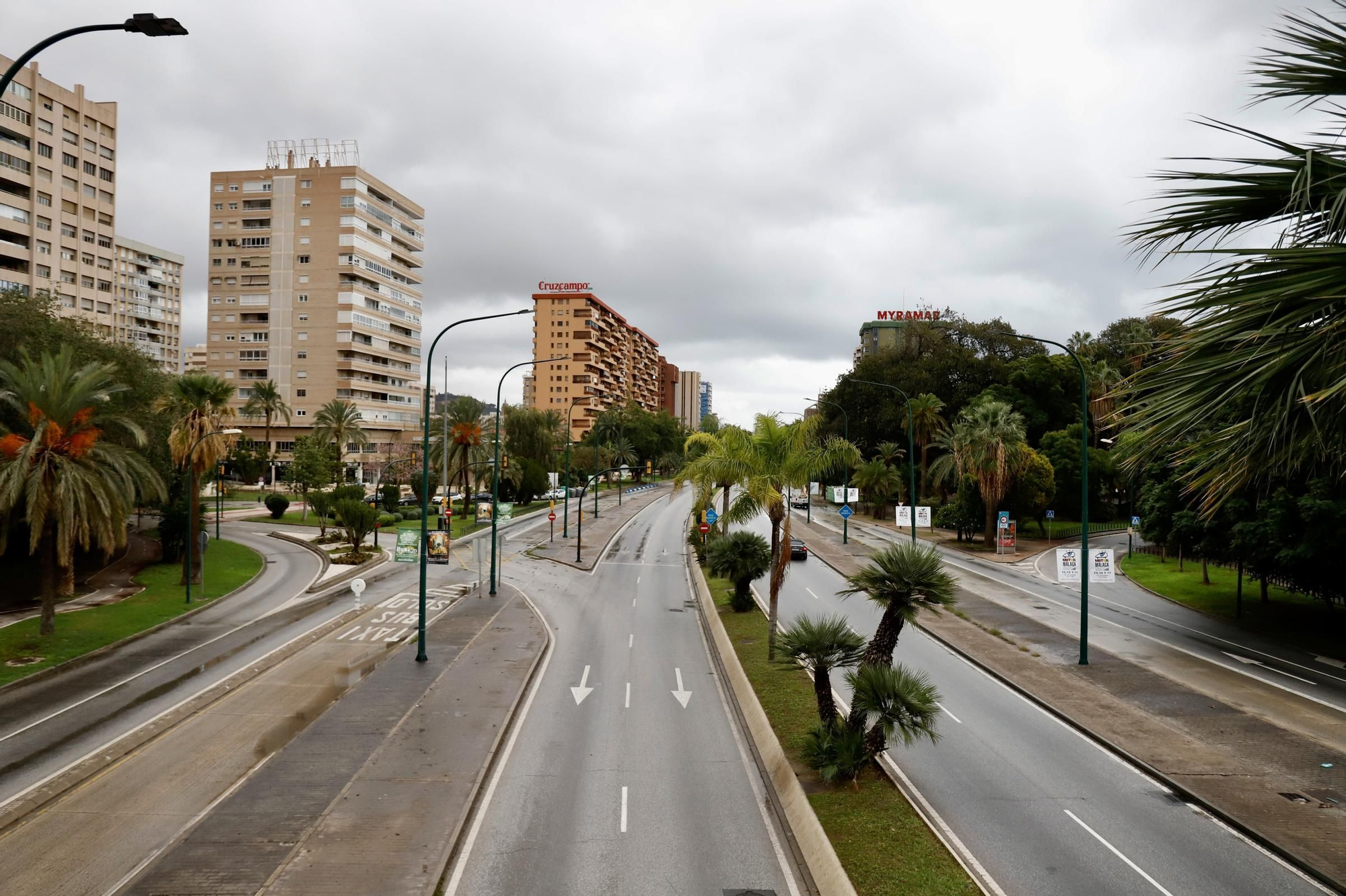 Las calles de Málaga, prácticamente vacías ante la alerta roja por fuertes lluvias