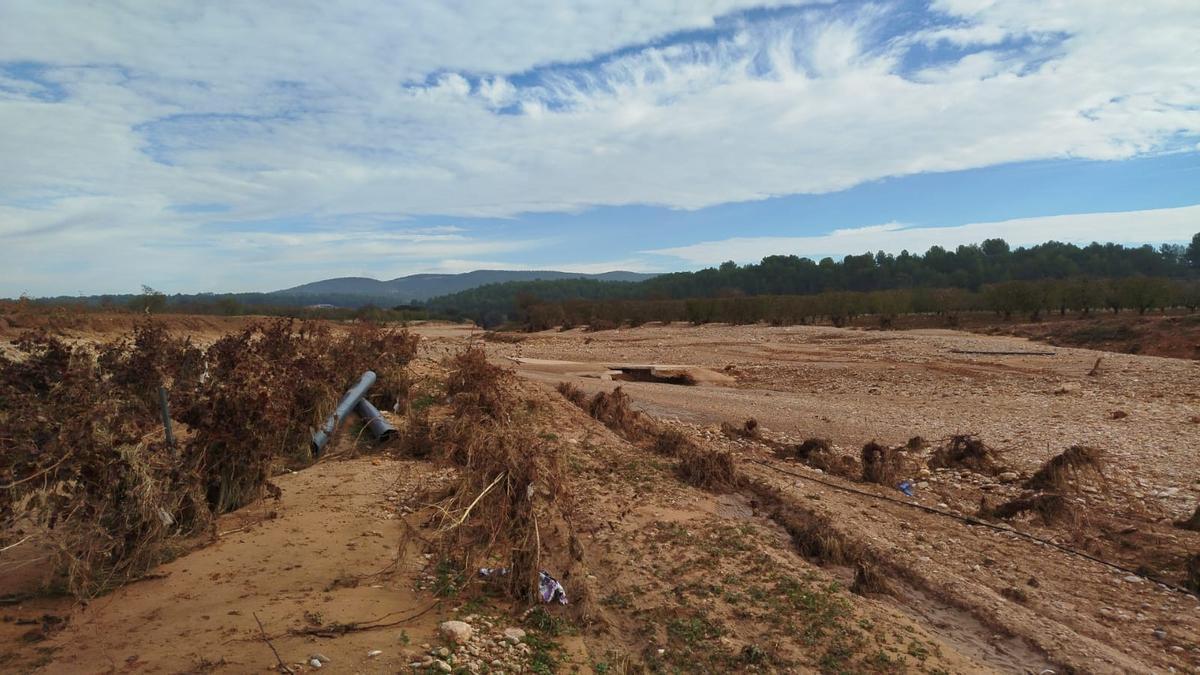 Tuberías rotas en una rambla agigantada.