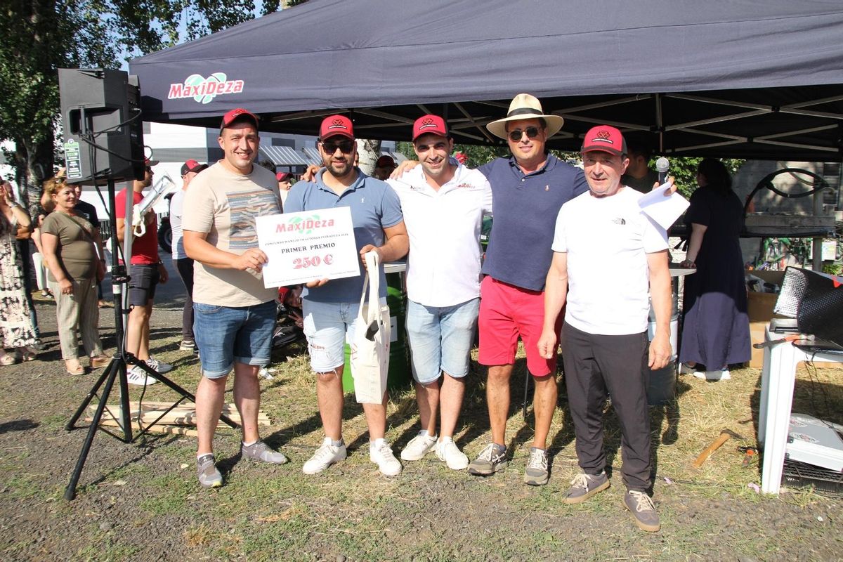 El vencedor (segundo por la izquierda) en el concurso de manejo de tractores.