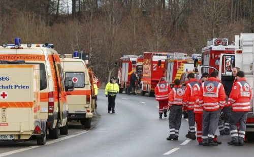 Los servicios de emergencias atienden las víctimas del choque frontal de dos trenes en Alemania.