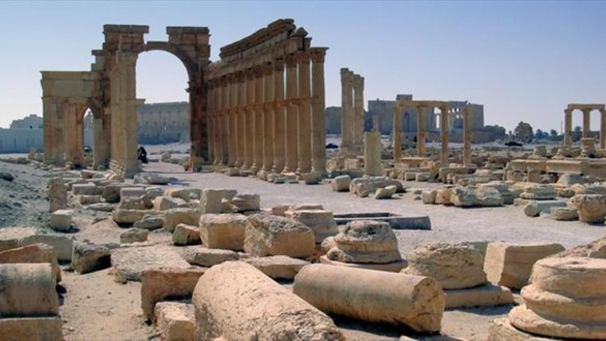 Imagen de las majestuosas ruinas de Palmira en el desierto sirio.