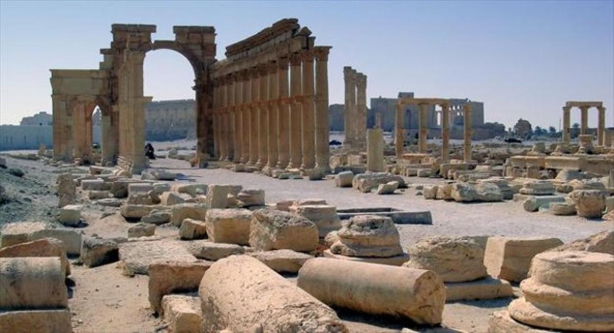 Imatge de les majestuoses ruïnes de Palmira al desert sirià.