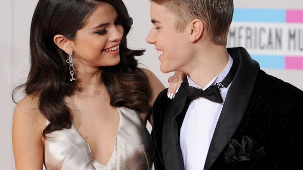 Justin Bieber y Selena Gómez en los American Music Awards en el 2011