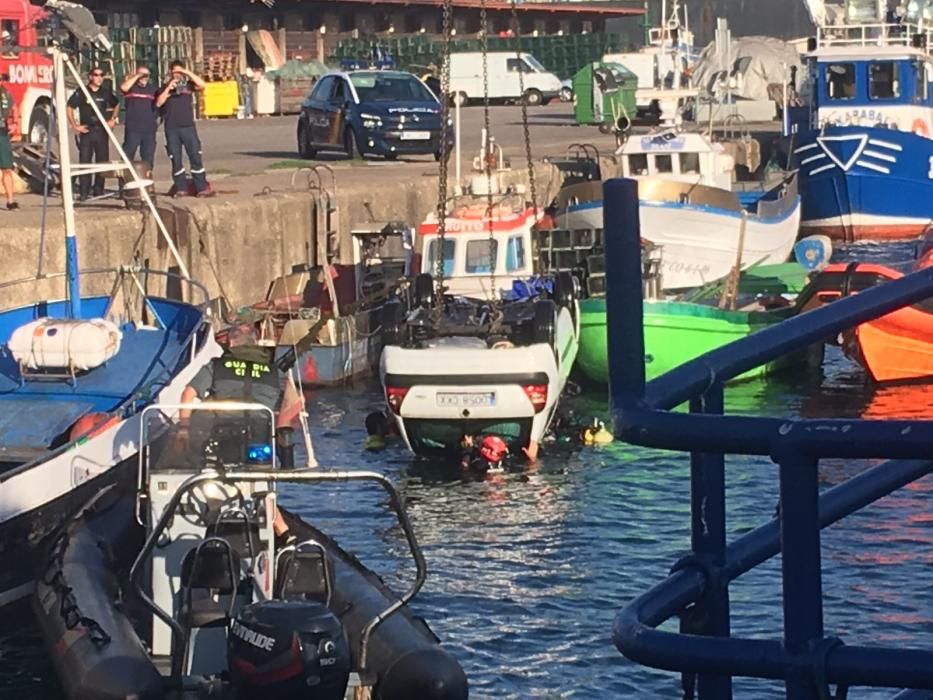 Operativo de rescate en El Musel para recuperar el cadáver de un hombre que cayó al mar con su coche.