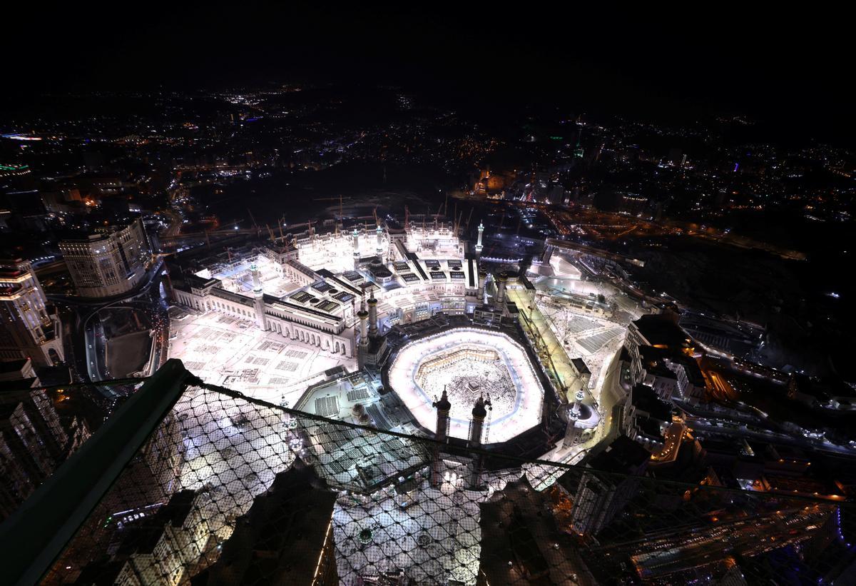 Peregrinos musulmanes realizan la Umrah en la Santa Kaaba, en la ciudad santa de La Meca