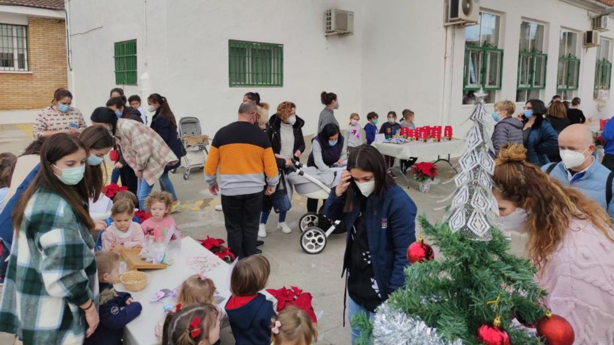 Mercado solidario organizado en la escuela Blasco Ibáñez. | LEVANTE-EMV