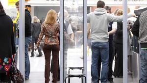 Pasajeros pasando el control de seguridad del aeropuerto de Munich.