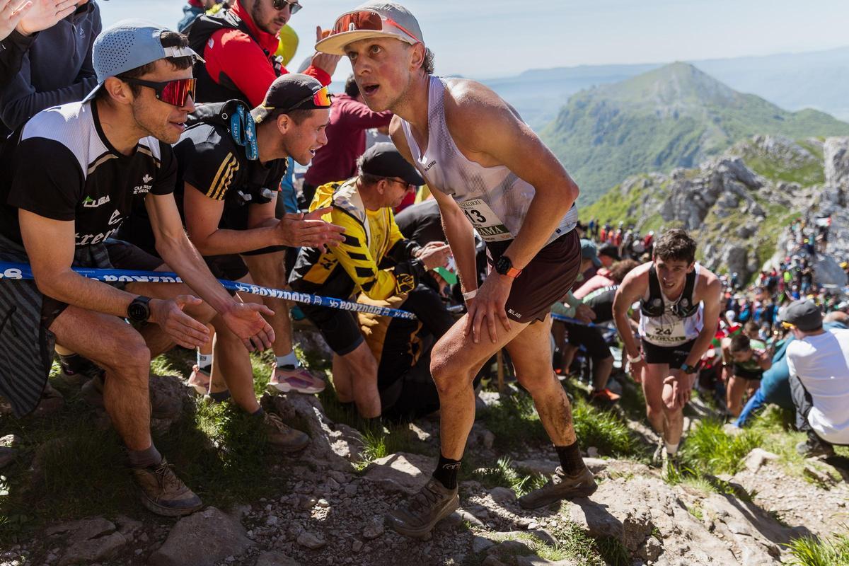 Dos participantes en la Zegama Aizkorri 2025