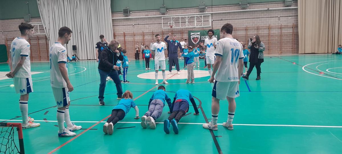 Escolares de Toro disfrutan de una mañana de fútbol sala con los Mega Cracks del Inter Movistar