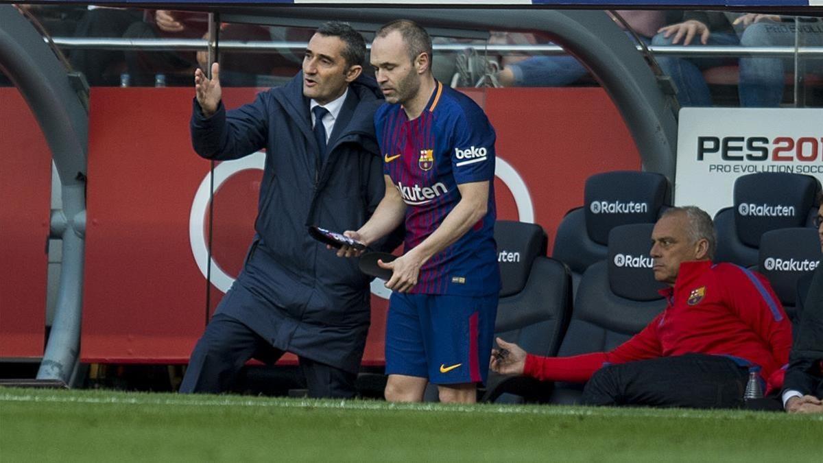 Valverde da instrucciones a Iniesta antes de saltar al campo.