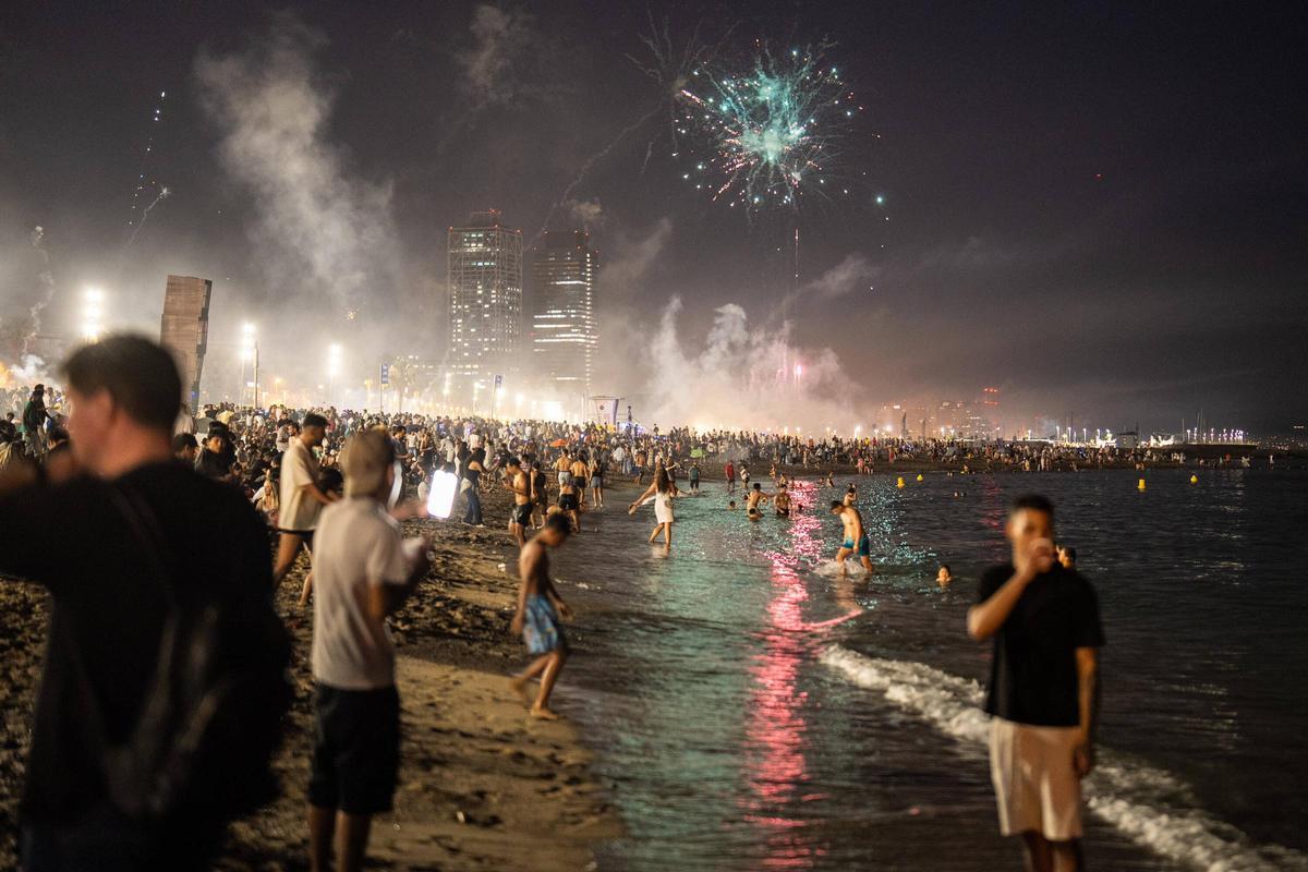 La playa de la Barceloneta llena para celebrar la noche de Sant Joan La playa de la Barceloneta llena para celebrar la noche de Sant Joan