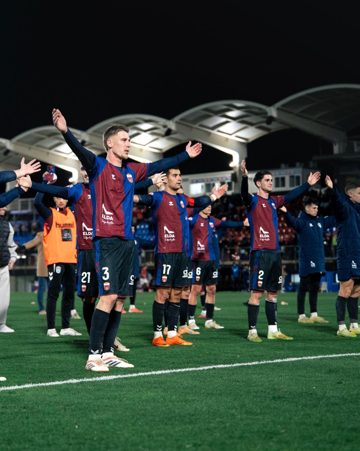 El Eldense agradece a la afición tras un partido.