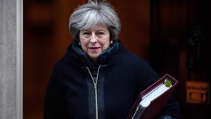 May abandona el número 10 de Downing Street, en dirección a la Cámara de los Comunes, en Londres, el 17 de enero.