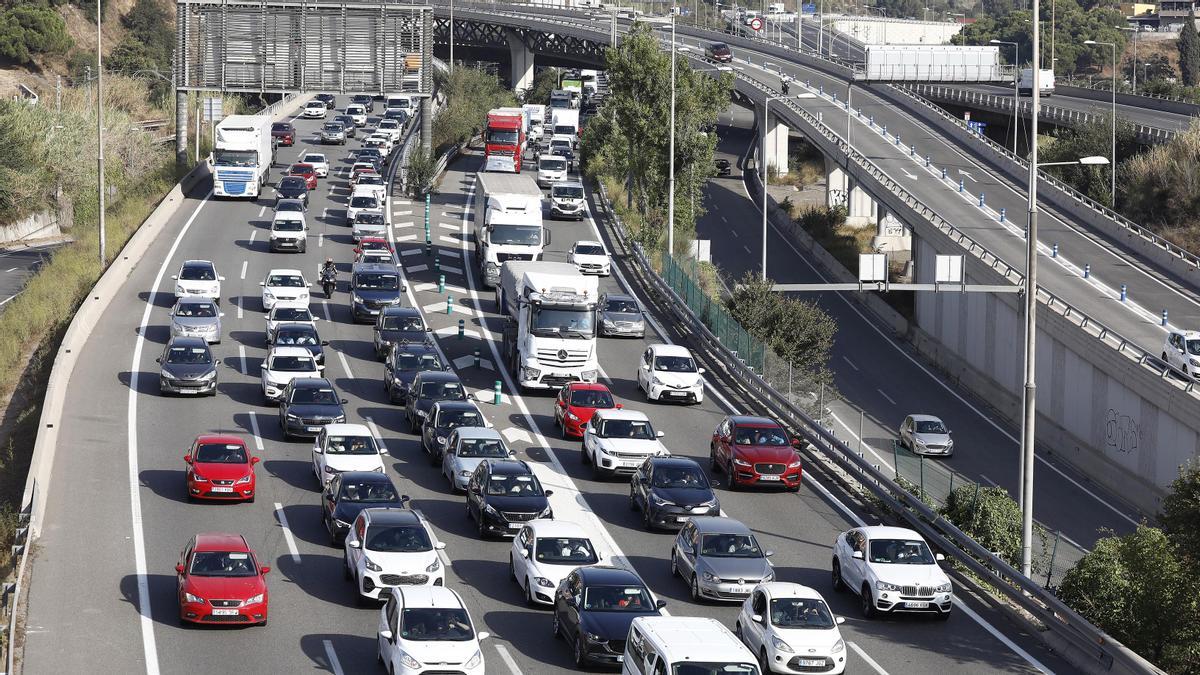 Diversos accidents compliquen l’operació tornada de Tots Sants