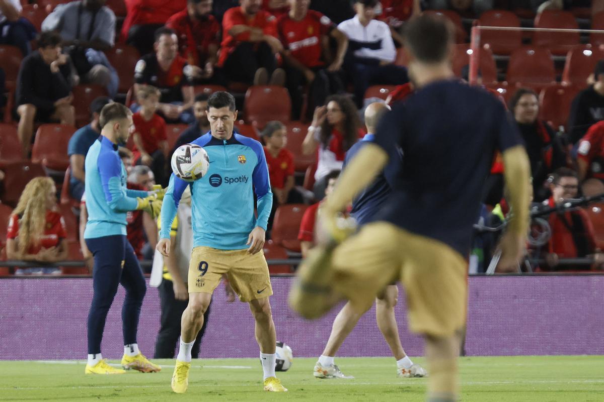 PALMA, 01/10/2022.- El delantero polaco del FC Barcelona Robert Lewandowski calienta antes del partido de la jornada 7 de LaLiga que Real Mallorca y FC Barcelona disputan hoy sábado en en Son Moix, en Palma. EFE/CATI CLADERA