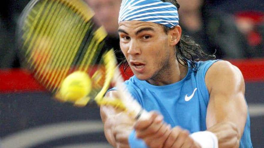 El tenista español Rafael Nadal golpea la bola durante el partido contra el serbio Novak Djokovic, en semifinales del Masters Series de Hamburgo, Alemania.