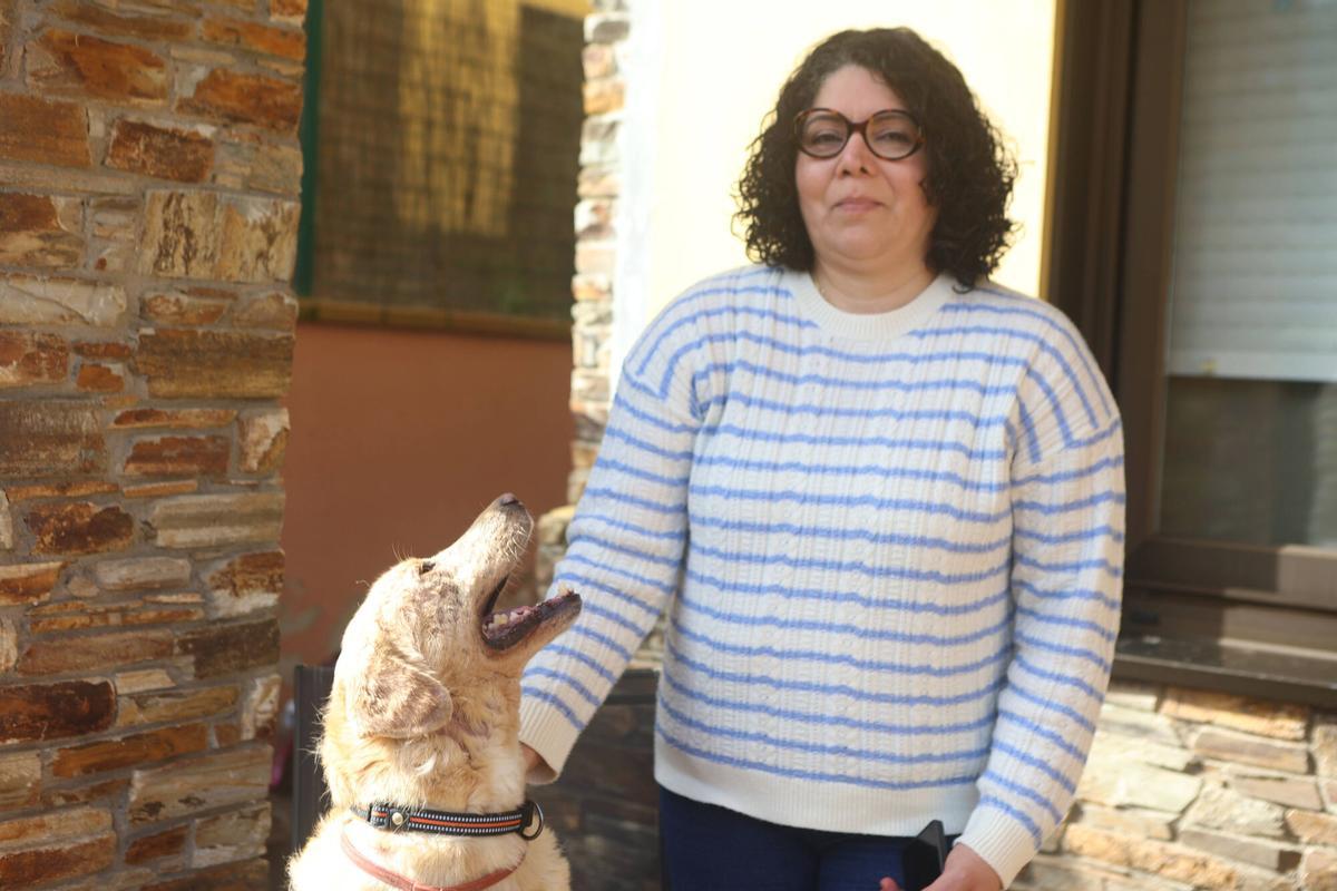 Nathalie Delgado, con su perro.