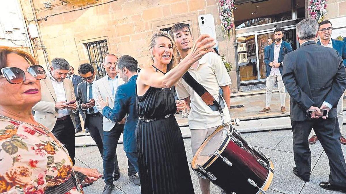 Yolanda Díaz se hace un «selfie» junto a Aarón Martínez