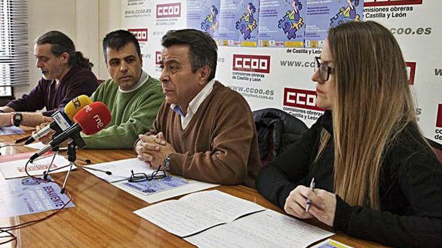 Representantes de CC OO presentan la jornada.