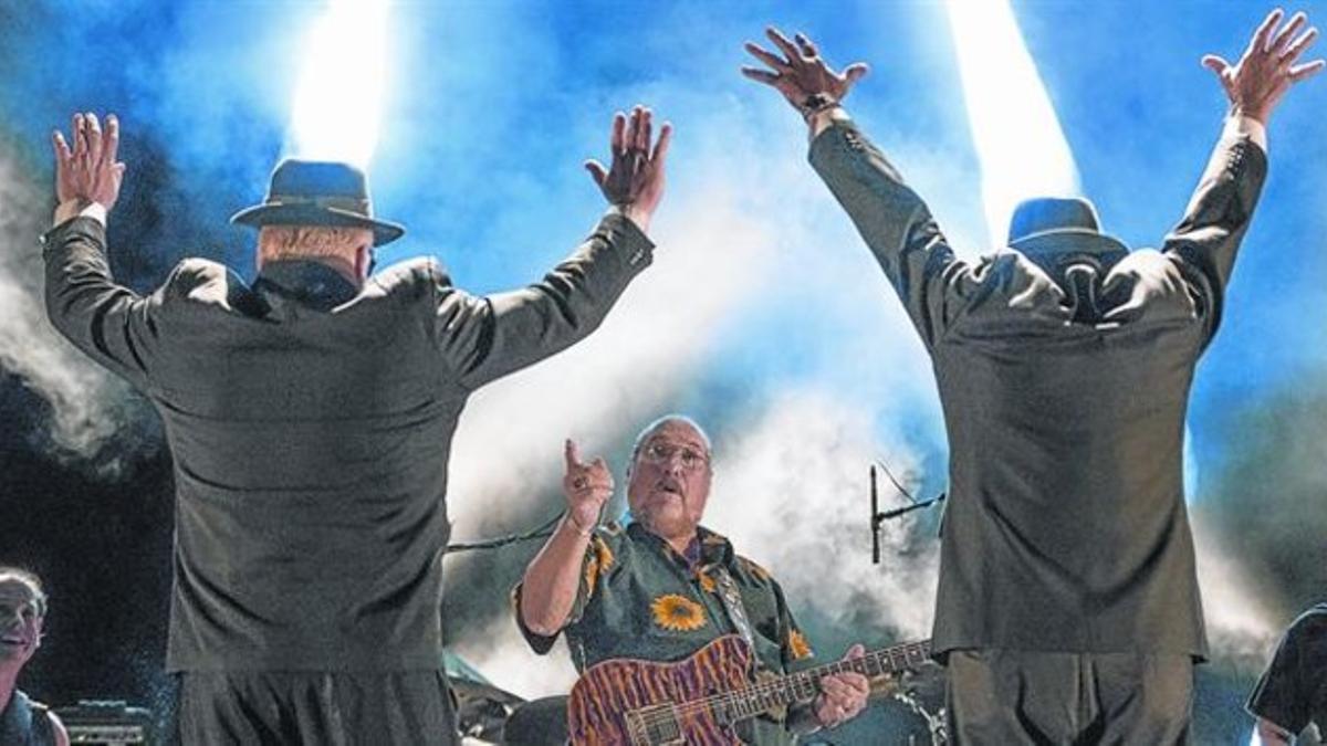 Steve Cropper, con dos miembros de la banda, en Sant Feliu.